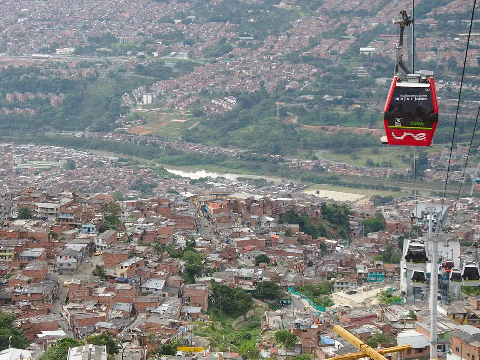 Cabina roja del Metrocable sobre las casas de ladrillo de la Comuna 1 de Medellín